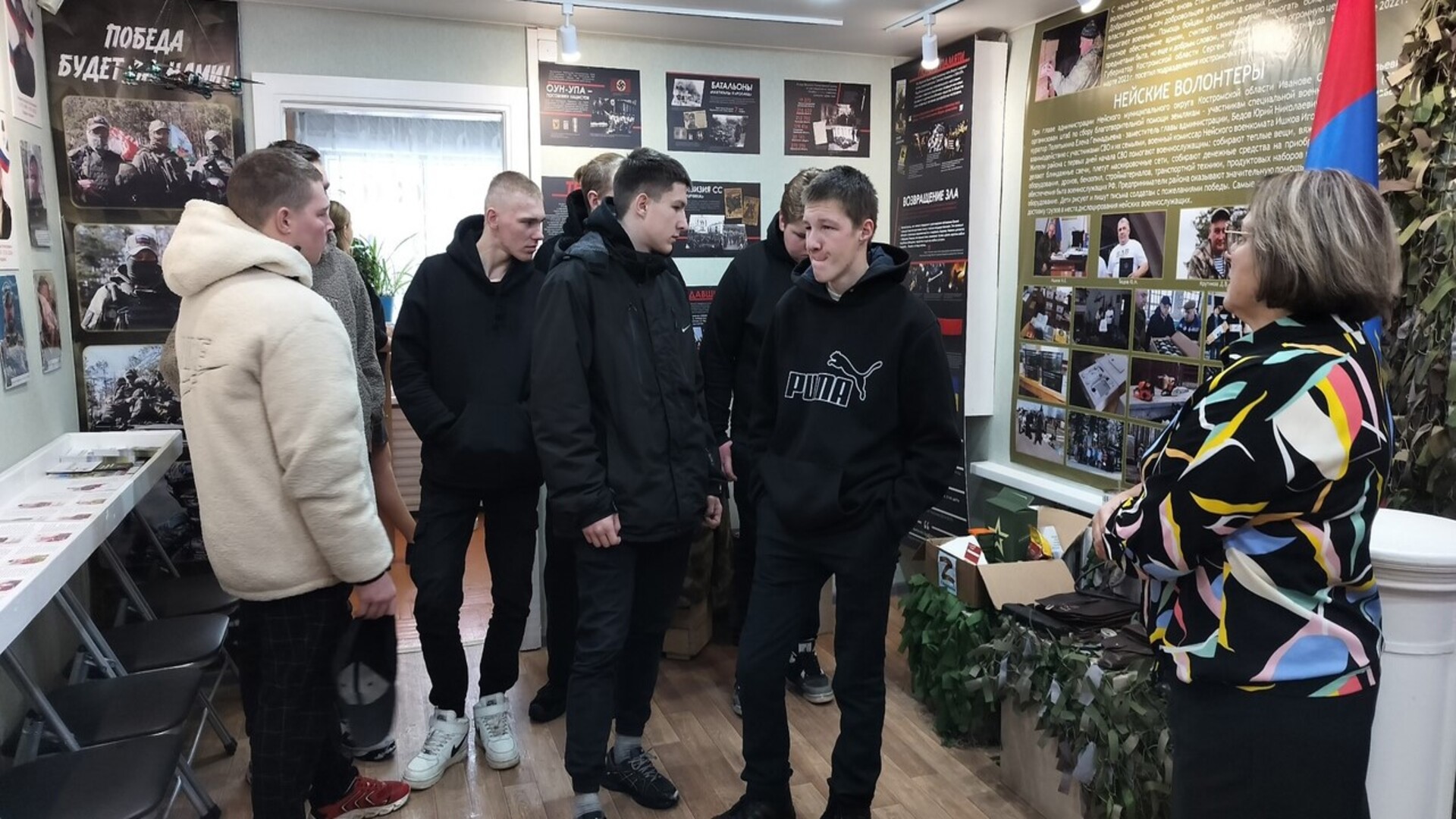 Студенты 3 курса колледжа посетили тематическую экскурсию по выставке «СВОих не бросаем»
